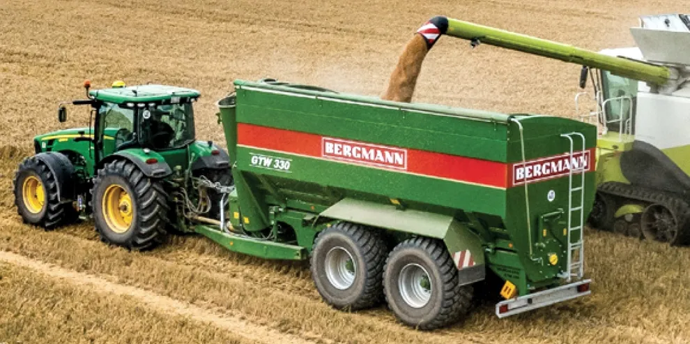 Przyczepa przeładowcza Bergmann GTW 330 na polu